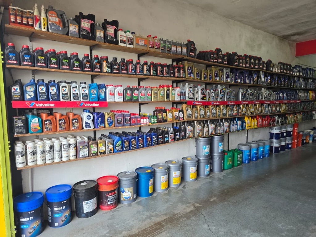 Estanterías con Lubricantes Motul, Valvoline y Shell